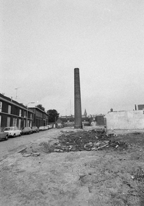 849283 Gezicht in de Radiumstraat te Utrecht, kort voor de sloop van de laatste bebouwing in deze straat, met in het ...